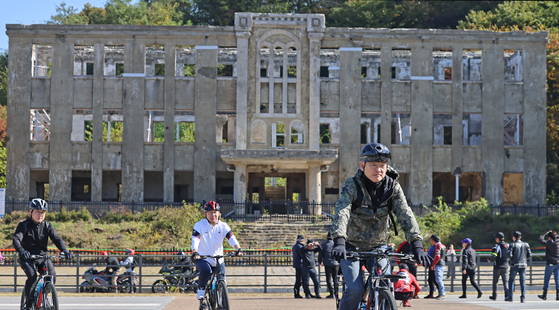 Tourism Minister Yu In-chon visits Baengmagoji Memorial Park in Cheorwon on his bicycle to develop the Historical Site Pilgrimage Bicycle Trail on Oct. 27. [MINISTRY OF CULTURE, SPORTS AND TOURISM] 