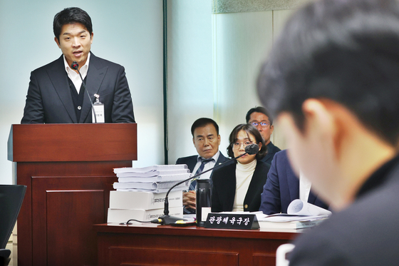 Chef Anh Sung-jae speaks as a witness during the Culture, Sports and Tourism Committee's parliamentary audit in Jung District, central Seoul, on Friday. [YONHAP] 