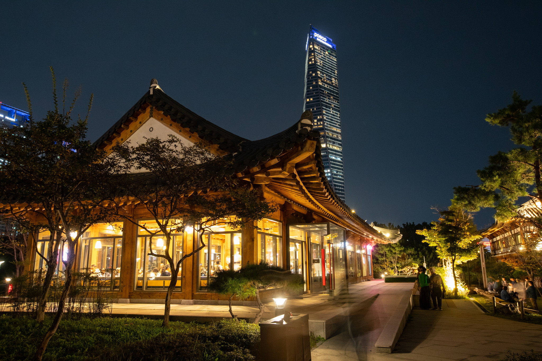 Songdo Hanok Village in Yeonsu District, Incheon is a modern-meets-traditional take powered by the city government. [JOONGANG ILBO]