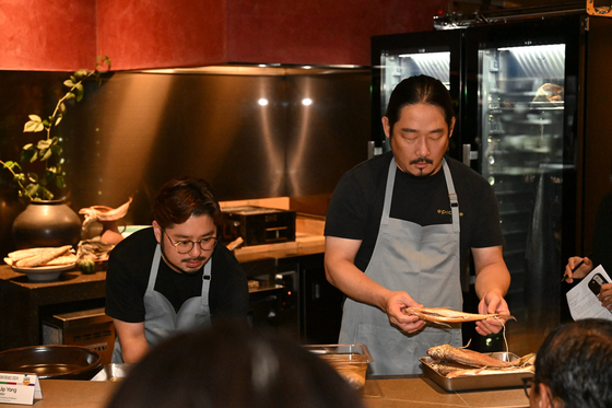 Chef Kim Do-yoon of Michelin-starred restaurant Yun Seoul leads a workshop on seafood and jang (Korean fermented sauces and pastes) at his restaurant in Gangnam District, southern Seoul. [KOREAN FOOD PROMOTION AGENCY] 