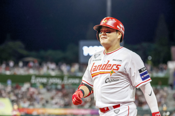 Choo Shin-soo of the SSG Landers walks to the dugout after the last regular season at-bat of his professional career at the bottom of the eighth at Incheon SSG Landers Field in Incheon on Sept. 30.  [NEWS1]