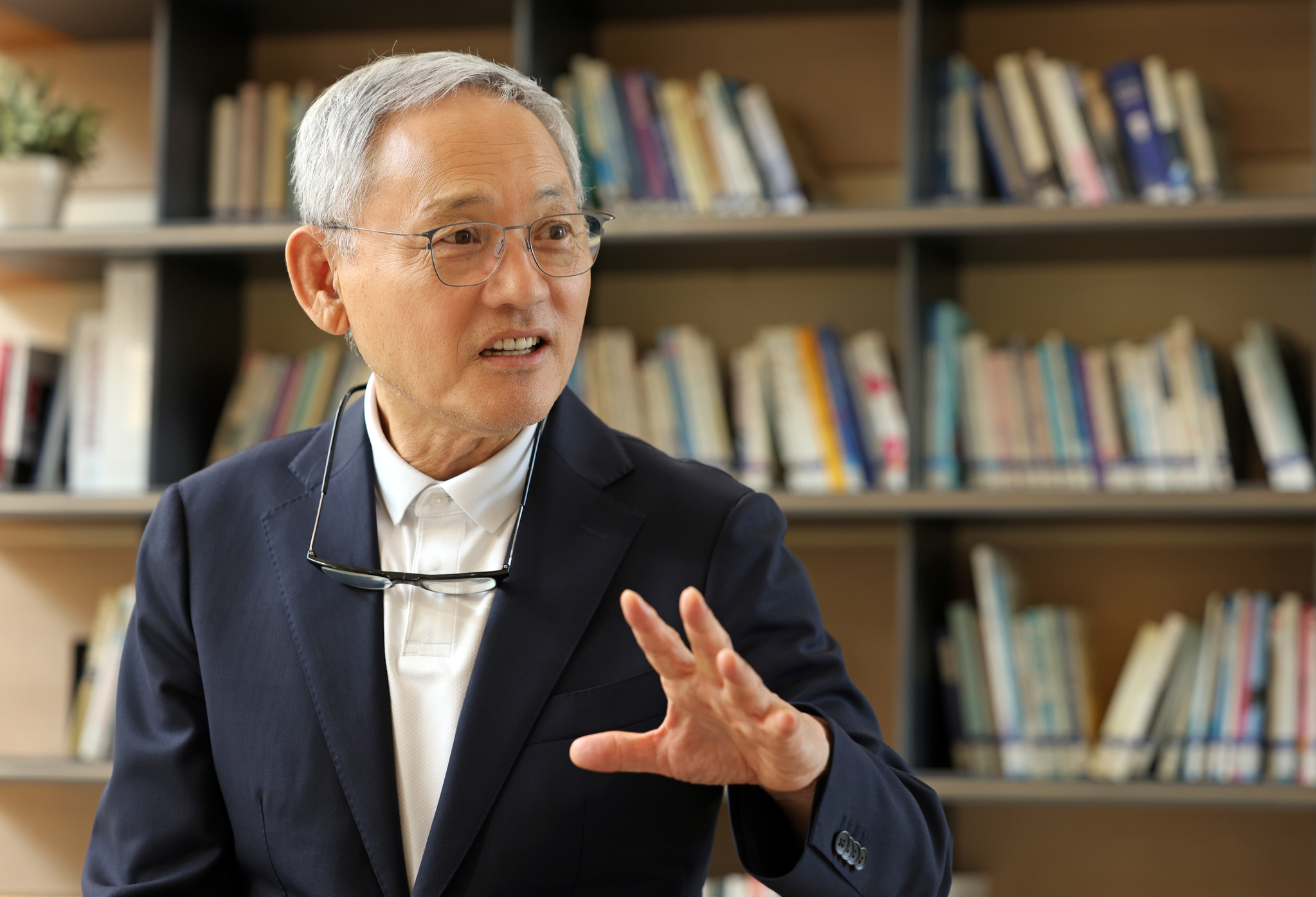 Yu In-chon, Minister of Culture, Sports and Tourism [MINISTRY OF CULTURE, SPORTS AND TOURISM] 