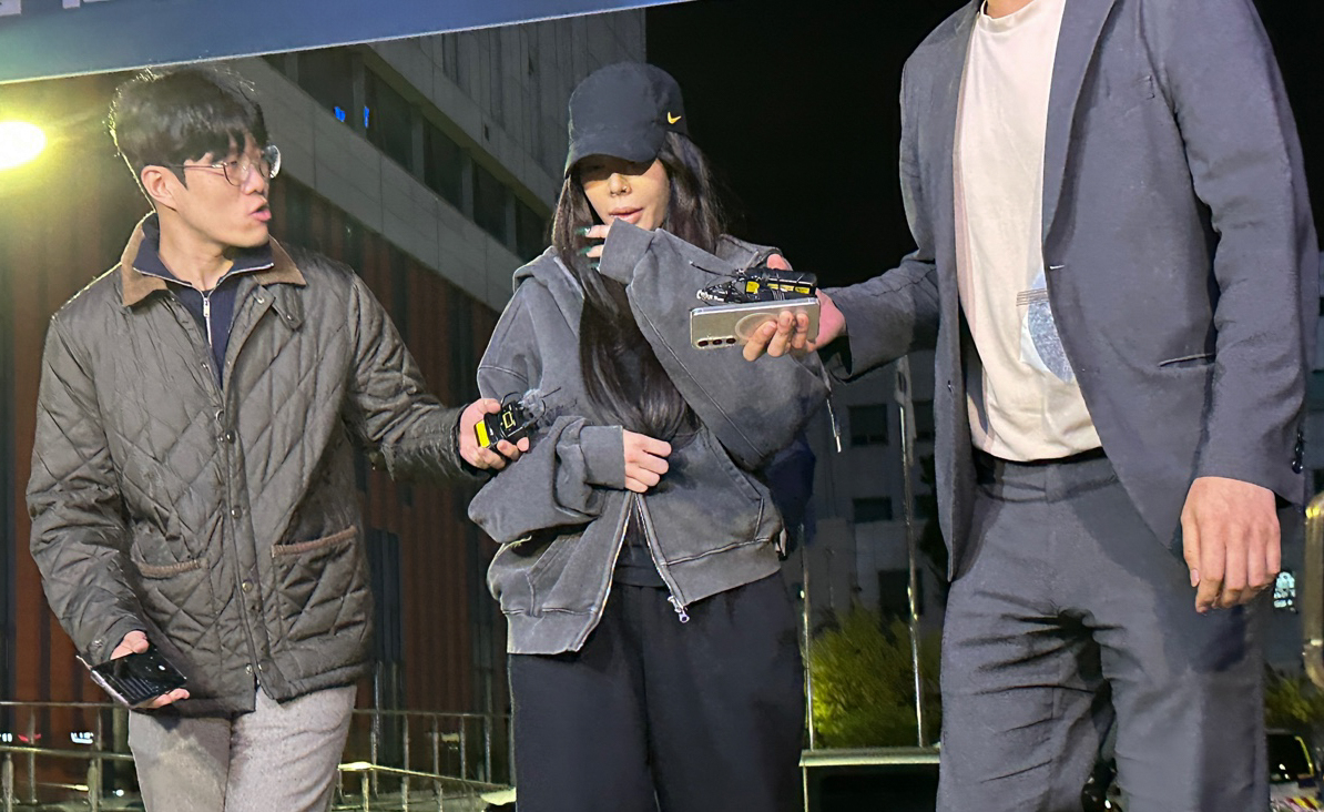 Singer-rapper Jessi arrives at Seoul Gangnam Police Station in southern Seoul on Oct. 16 for questioning regarding the alleged assault of a fan. [NEWS1]