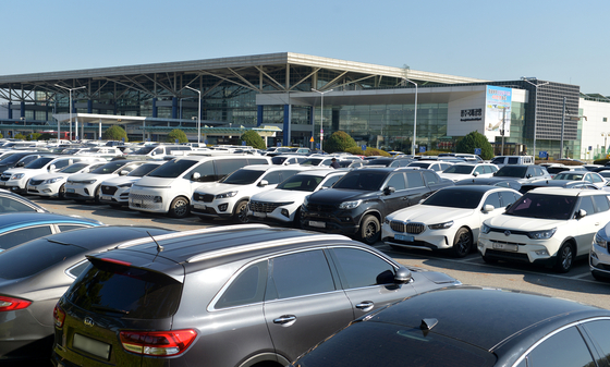 Cars are parked at Cheongju International Airport in Cheongju, North Chungcheong on Nov. 6.  [JOONGANG ILBO]