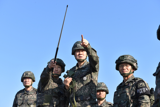 Joint Chiefs of Staff (JCS) Chairman Adm. Kim Myung-soo, center, inspects a front-line general outpost in this photo released by the JCS on Saturday.  [YONHAP]