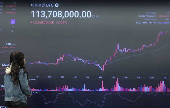 The price of Bitcoin is displayed on a screen at the Upbit Lounge in Gangnam District, southern Seoul, on Monday, the day when its price soared above the $81,000 mark for the first time ever. [NEWS1]