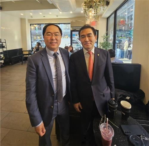 Tae Yong-ho, right, secretary general of the Peaceful Unification Advisory Council, and U.S. Sen.-elect Andy Kim pose for a photo during their meeting in Manhattan, New York, on Oct. 25. [YONHAP]