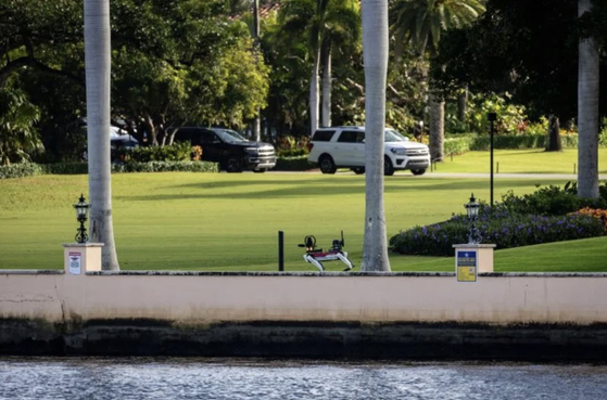 A Spot robot dog with the logo of the United States Secret Service patrols the Mar-a-Lago luxury resort club in Palm Beach, Florida, owned by U.S. President-elect Donald Trump. [AFP/YONHAP]