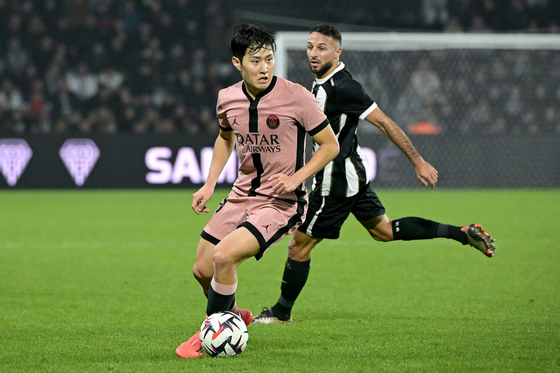 Paris Saint-Germain midfielder Lee Kang-in controls the ball during the Ligue 1 match against Angers at the Raymond-Kopa Stadium in Angers, France, on Saturday. [AFP/YONHAP]