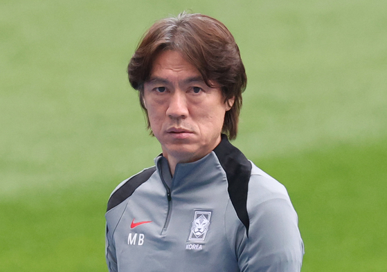 Korean national team manager Hong Myung-bo looks on during his side's training at Yongin Mireu Stadium in Yongin, Gyeonggi on Oct. 14. [YONHAP] 