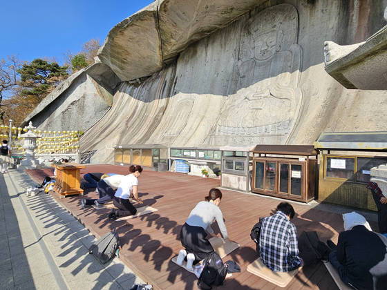 People pray at the Bomun Temple on Ganghwa Island, Incheon, on Monday. [LEE CHAN-KYU]
