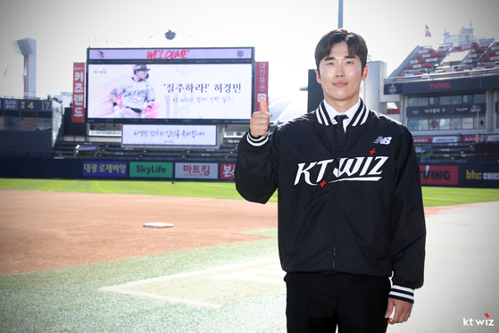 KT Wiz third baseman Heo Kyoung-min poses for a photo at KT Wiz Park in Suwon, Gyeonggi after signing a free agent contract with the team on Nov. 8. [KT WIZ]
