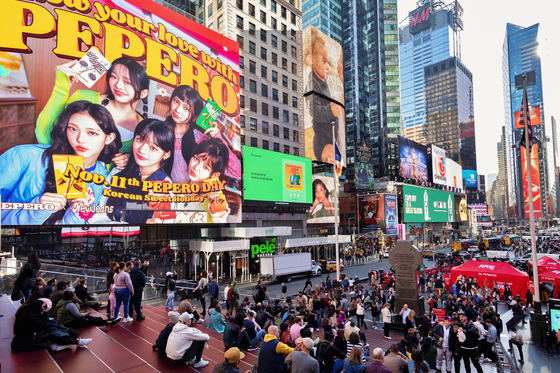 Pepero Day hits Times Square in New York, taking over a digital billboard on Monday to celebrate the unofficial holiday. [LOTTE WELLFOOD]