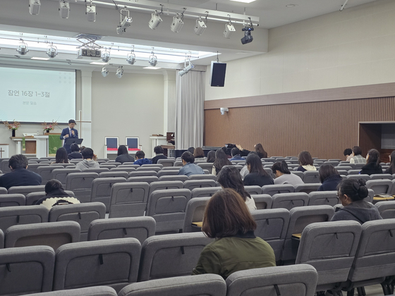 People pray at the Kwanglim Church in Gangnam District, southern Seoul, on Monday. [LEE CHAN-KYU]