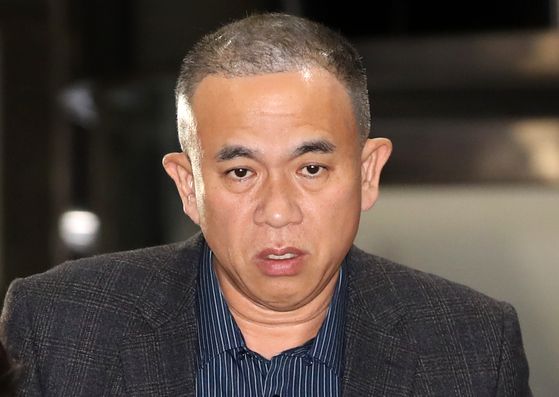 Self-proclaimed political broker Myung Tae-kyun leaves the Changwon District Prosecutors' Office in South Gyeongsang after questioning on Friday. [NEWS1] 