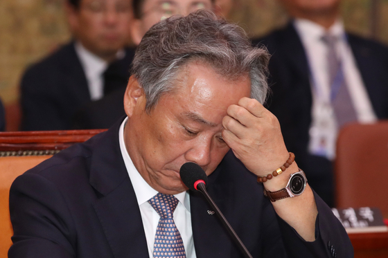 Lee Kee-heung, president of the Korean Sport and Olympic Committee (KSOC), listens to a question at a parliamentary audit held on Oct. 22. [NEWS1]