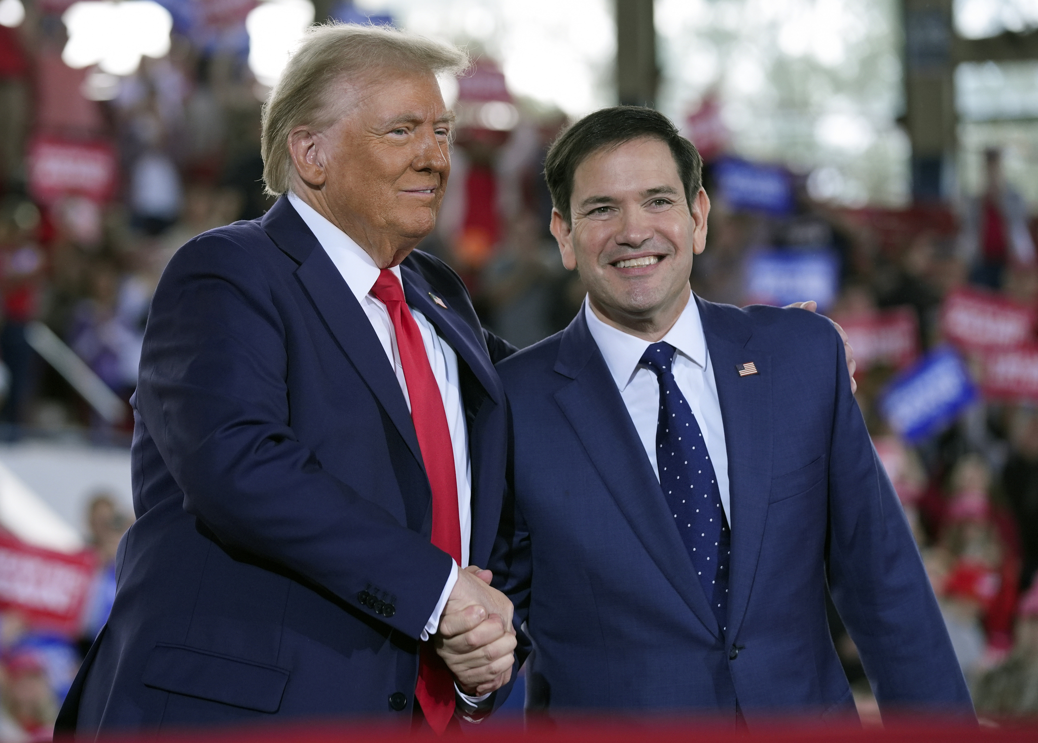 U.S. President-elect Donald Trump, left, greets Sen. Marco Rubio during a campaign rally in North Carolina on Nov. 4. [AP/YONHAP]
