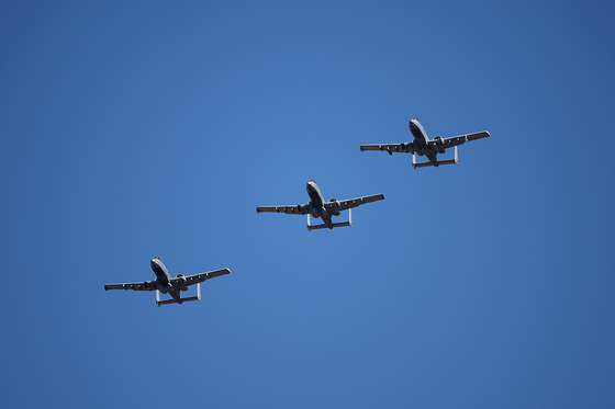 A-10 Thunderbolt II perform a flyover prior to the Nascar Cup Series Championship Race at Phoenix Raceway on Nov. 10. [AFP/GETTY/YONHAP]