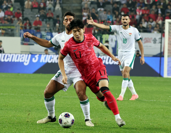 Korea's Bae Jun-ho, front, vies for the ball during the 2026 World Cup qualifer against Iraq at Yongin Mireu Stadium in Yongin, Gyeonggi on Oct. 15. [NEWS1] 