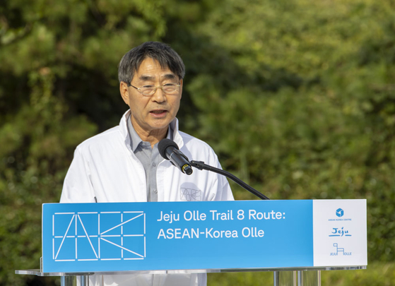 Secretary General of the Asean-Korea Centre Kim Jae-shin delivers his opening remarks at the opening ceremony of the Jeju Olle Trail 8 Route: Asean-Korea Olle, at the Jeju Olle Trail 8 Route in Seogwipo, Jeju, on Nov. 8. [ASEAN-KOREA CENTRE]