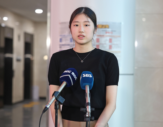 Figure skater Lee Hae-in talks to reporters at the Olympic Center in Seoul on Aug. 29.  [YONHAP]