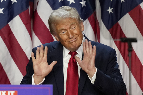 Republican presidential nominee Donald Trump dances after speaking at an election night watch party Wednesday in West Palm Beach, Florida. [AP/YONHAP] 