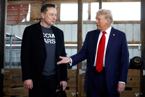 President-elect Donald Trump offers his hand to Tesla and SpaceX CEO Elon Musk backstage during a campaign rally at the Butler Farm Show grounds on Oct.5 in Butler, Pennsylvania. [GETTY/AP/YONHAP]