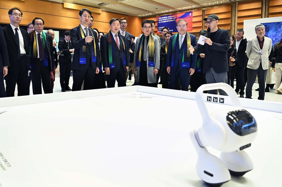 Design Korea 2024, hosted by the Ministry of Trade, Industry and Energy and organized by the Korea Institute of Design Promotion, runs from Wednesday to Sunday at Coex's Hall D in southern Seoul. Pictured is Minister of Industry, Trade and Energy Ahn Duk-geun viewing an exhibition at Coex's Hall D in southern Seoul on Wednesday. [MINISTRY OF TRADE, INDUSTRY AND ENERGY]
