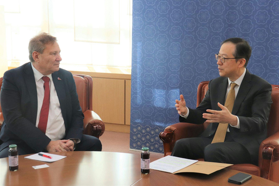 Kweon Ki-hwan, right, deputy foreign minister for global and multilateral affairs of the Foreign Ministry, speaks with Philippe Duneton, Unitaid's executive director, on Wednesday. [YONHAP]