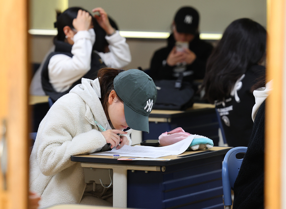A student prepares for the College Scholastic Ability Test at a high school in Incheon on Wednesday, the day before the exam. [YONHAP] 