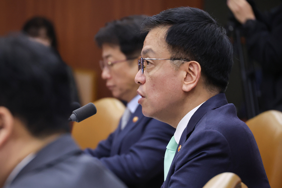  Finance Minister Choi Sang-mok speaks during an economy-related ministers' meeting held in Seoul on Thursday. [YONHAP] 