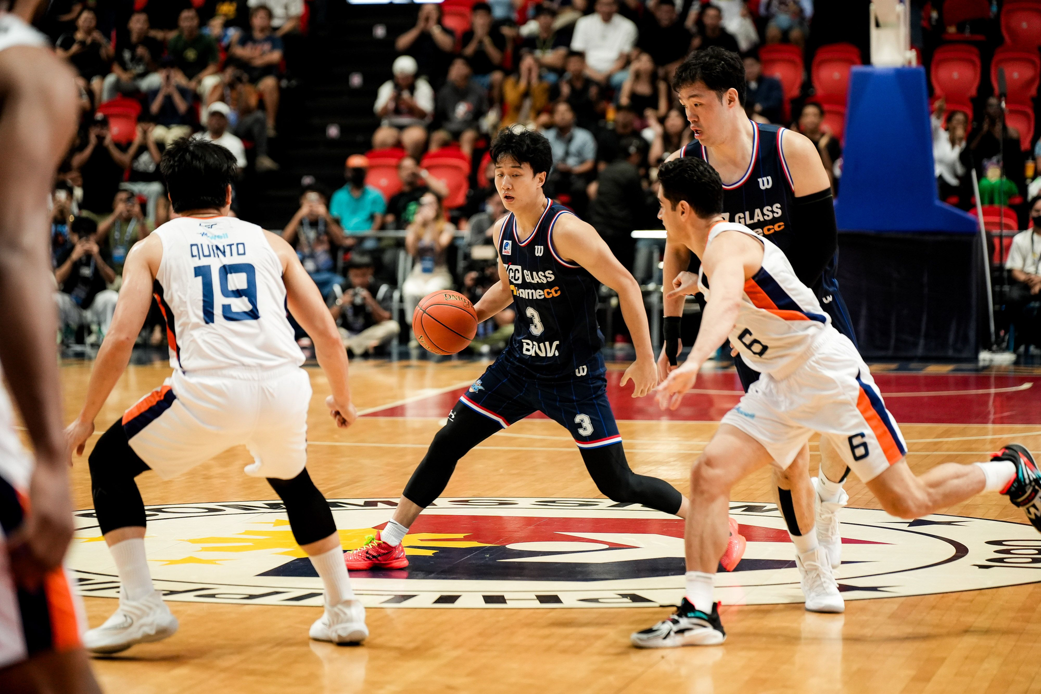 Busan KCC Egis's Heo Ung dribbles during the East Asia Super League game against Meralco Bolts at PhilSports Arena in the Philippines on Wednesday. [EASL]