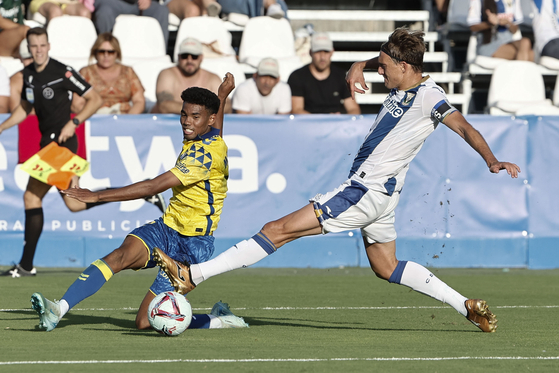 Las Palmas' Marvin Park, left, in action against Sergio Gonzalez of CD Leganes during a La Liga match at Estadio Municipal de Butarque in Leganés, Spain on Aug. 25. [EPA/YONHAP]