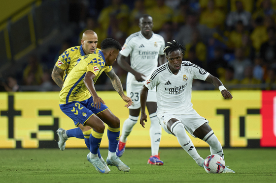 Real Madrid's Vinicius Junior dribbles the ball past Las Palmas' Marvin Park during a La Liga match at the Gran Canaria stadium in Las Palmas, the Canary Islands on Aug. 29, 2024.  [AP/YONHAP]