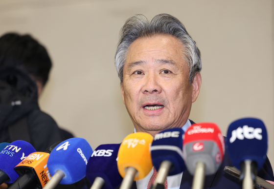 Korean Sport and Olympic Committee President Lee Kee-heung speaks at Incheon International Airport in Incheon on Wednesday. [YONHAP] 