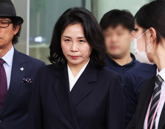 Kim Hye-kyung, wife of Democratic Party leader Lee Jae-myung, leaves the Suwon District Court on Thursday after a first trial. [YONHAP]