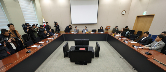 This undated file photo shows a meeting organized by a government consultative body overseeing discussions on delivery platform commissions. [YONHAP]