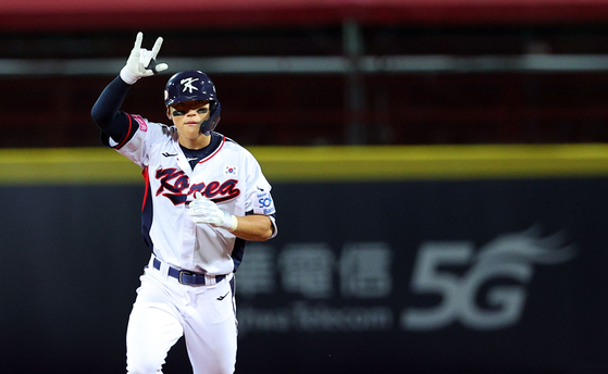 Korea's Kim Do-yeong rounds the bases after hitting a grand slam in the second inning of a Premier12 Group B game between Korea and Cuba at Taipei Tianmu Baseball Stadium in Taiwan on Thursday.  [YONHAP]