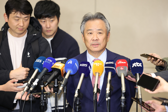 Korean Sport and Olympic Committee President Lee Kee-heung speaks at Incheon International Airport in Incheon on Wednesday. [YONHAP] 