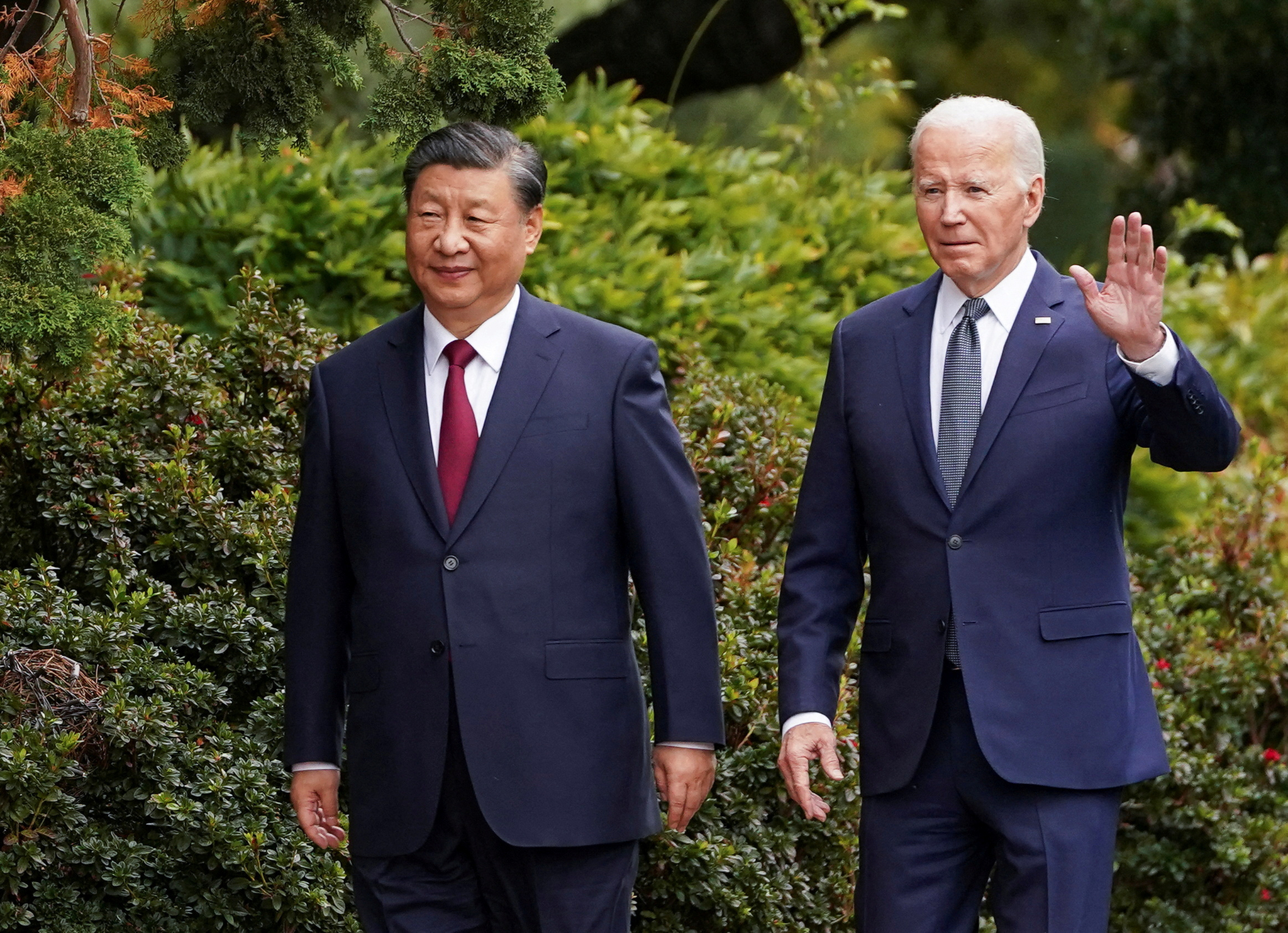 U.S. President Joe Biden waves as he walks with Chinese President Xi Jinping at Filoli estate on the sidelines of the Asia-Pacific Economic Cooperation (APEC) summit, in Woodside, California, United States, on Nov. 15, 2023. [REUTERS/YONHAP]