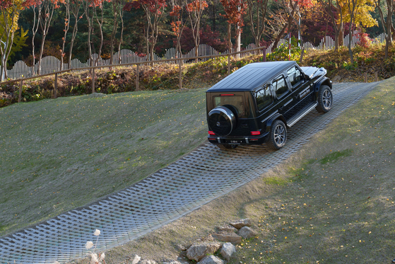  A diesel-powered Mercedes-Benz G-Class SUV goes through off-road courses at the AMG Experience Center in Yongin, Gyeonggi. [CHO YONG-JUN]