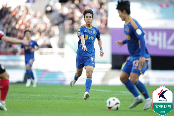 Ulsan HD's Park Chu-young, center, in action during the K League 1 match against FC Seoul at Seoul World Cup Stadium in western Seoul on Sunday, Nov 10. [YONHAP] 