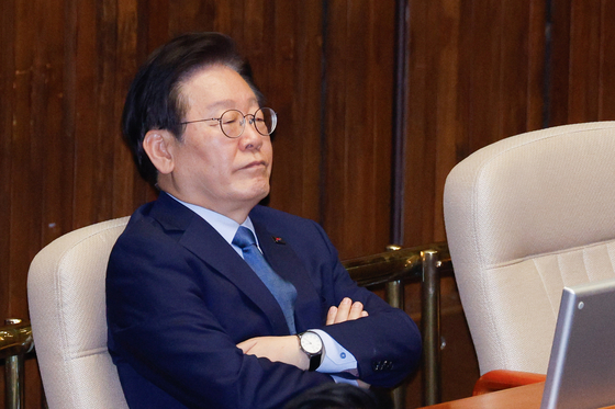 Democratic Party leader Lee Jae-myung listens to the debate over a special counsel probe bill being pushed by his party in the National Assembly in Yeouido, western Seoul, on Thursday. [NEWS1]
