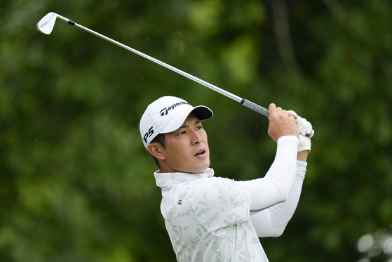 Keita Nakajima watches his tee shot on the 11th hole during a practice round for the PGA Championship golf tournament at the Valhalla Golf Club on May 14 in Louisville, Kentucky. [AP/YONHAP] 
