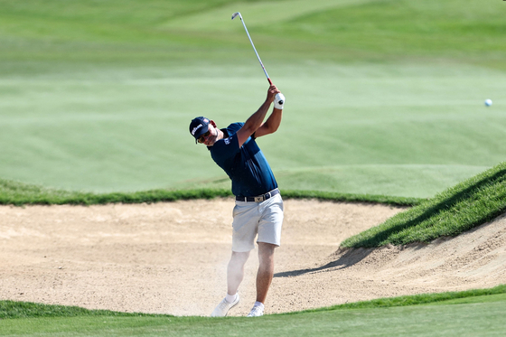 Paul Waring plays on the second hole during the DP World Tour Championship golf tournament in Abu Dhabi, United Arab Emirates on Sunday. [AFP/YONHAP] 