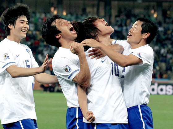 Korea's Park Chu-young, second from right, celebrates scoring against Nigeria during the 2010 World Cup match in South Africa on June 22, 2010. [JOONGANG ILBO] 