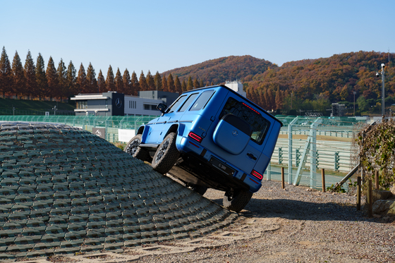An electrified Mercedes-Benz G-Class SUV goes through off-road courses at the AMG Experience Center in Yongin, Gyeonggi.  [CHO YONG-JUN]