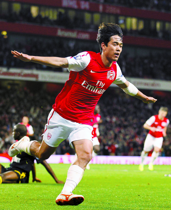 Arsenal's Park Chu-young celebrates scoring during a League Cup match against Bolton Wanderers at Emirates Stadium in London on Oct. 25, 2011. [AFP/YONHAP]