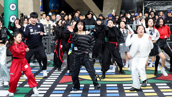 Visitors participate in the ″Random Play Dance″ event held at SeoulCon 2023 at the Dongdaemun Design Plaza (DDP) in central Seoul on Dec. 31, 2023. [NEWS1]
