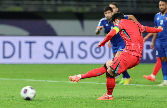 Korea's Son Heung-min shoots during a 2026 World Cup qualifier against Kuwait at Jaber Al-Ahmad International Stadium in Kuwait on Thursday. [YONHAP]